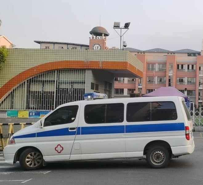 盐边救护车出租护送骨折病人一公里多少钱